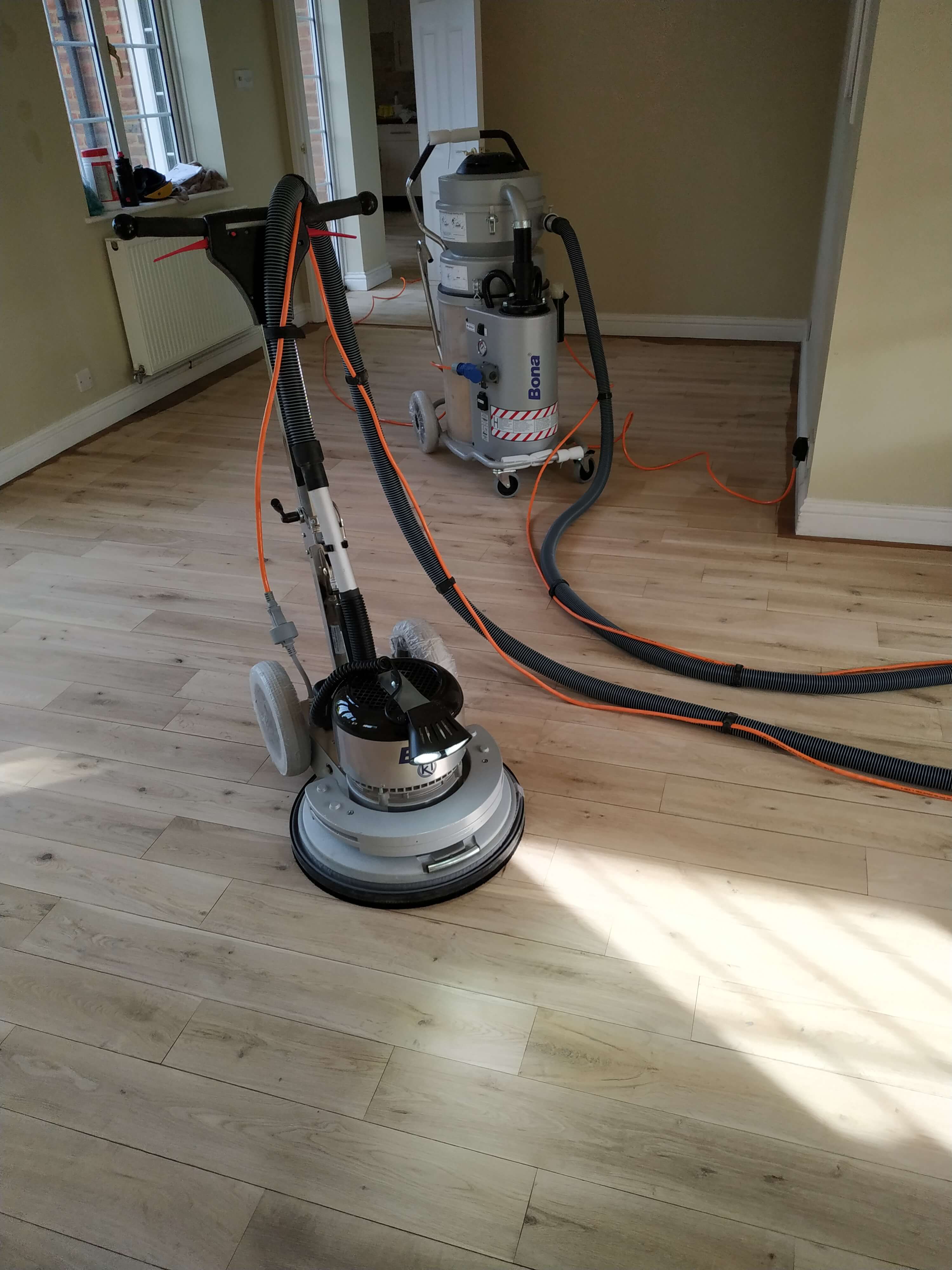 99.9% dust-free sanding with Bona professional Sanders. Bona Belt UX, Bona DCS 70 dust collection system and Bona Flexisand.